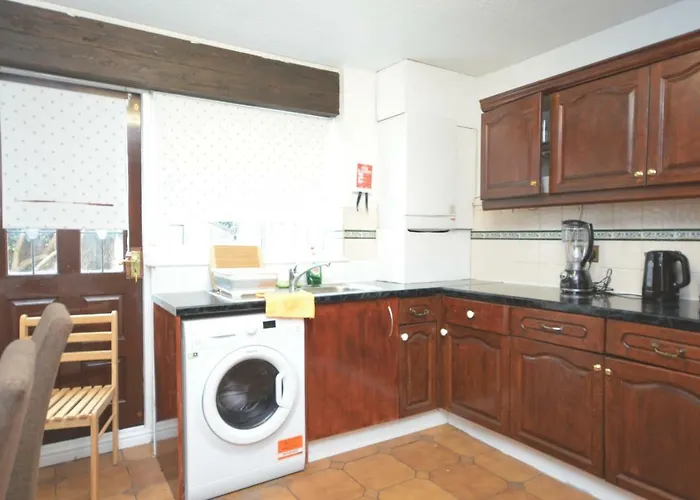 Four Bedroom Townhouse 12 Minutes Walk To Excel Exhibition Centre