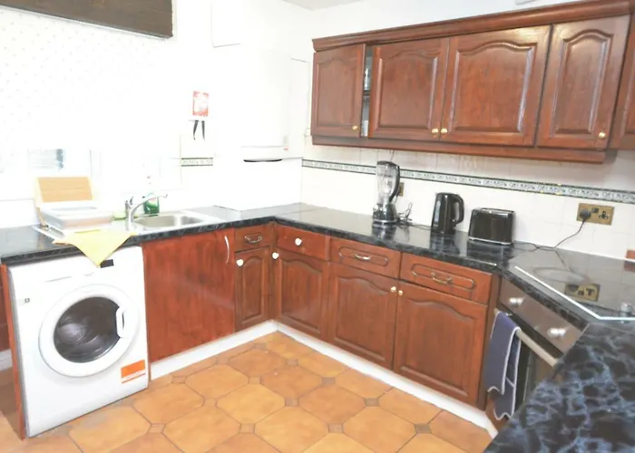 Four Bedroom Townhouse 12 Minutes Walk To Excel Exhibition Centre
